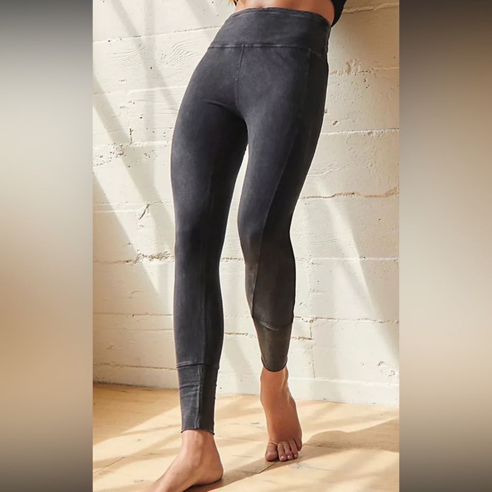 FREE PEOPLE MOVEMENT Sm high rise
Hot Shot Legging - midnight Black faux suede